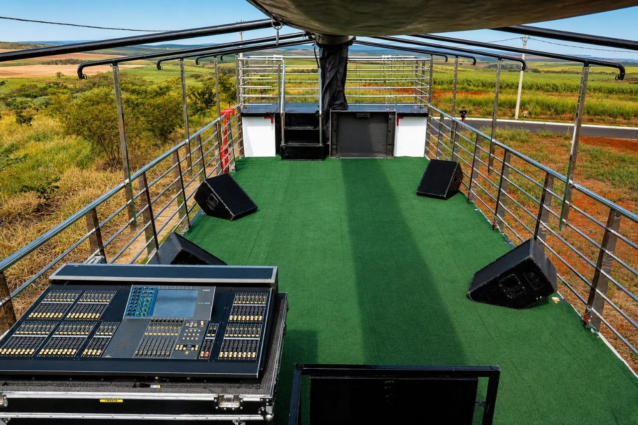 Vista do palco do Super HOTTRIO e de sua estrutura para apresentações